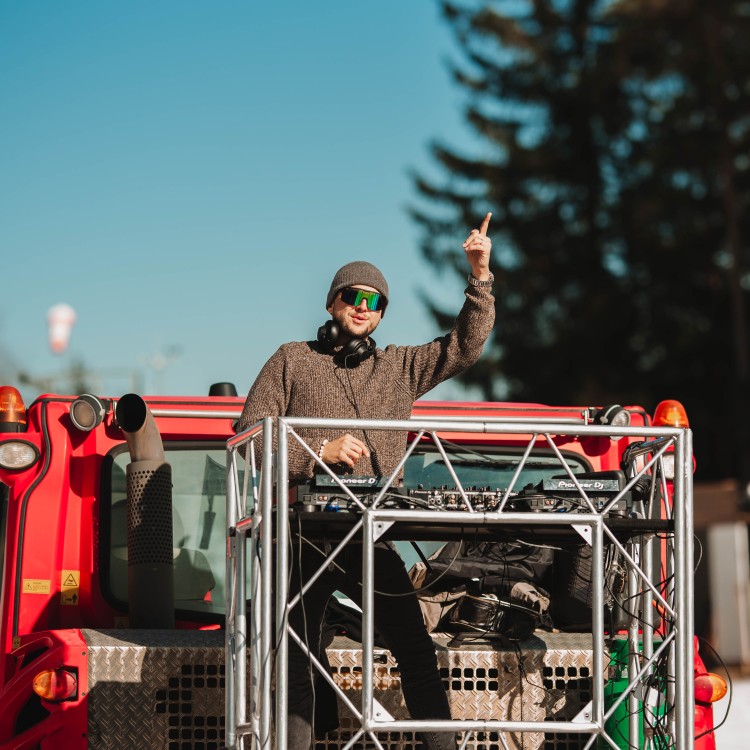 DJ Melvin Coxx auf dem Pistenbully