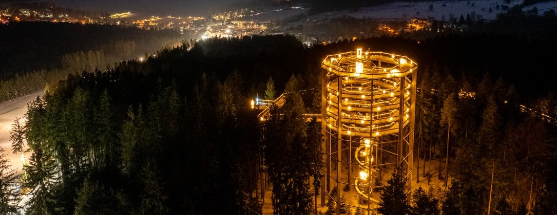 Světelná bomba na Lipně! Magická Stezka korunami stromů se rozzáří už 28. listopadu!