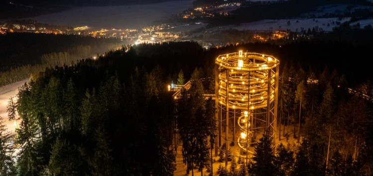Světelná bomba na Lipně! Magická Stezka korunami stromů se rozzáří už 28. listopadu!