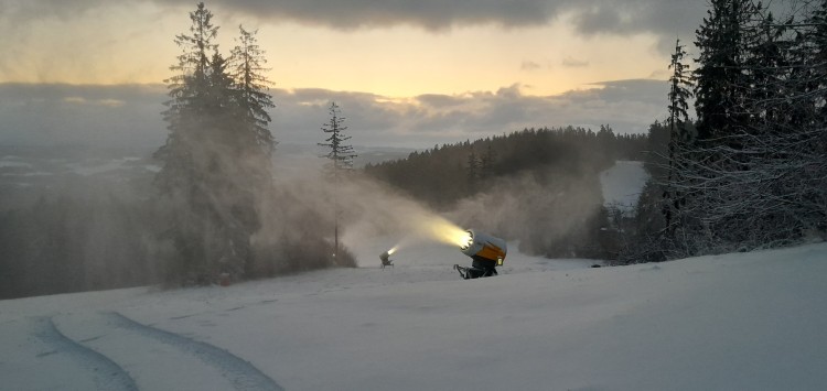 Jetzt geht's los! Schneekanonen in Aktion zusammen mit unserer schönen Natur!