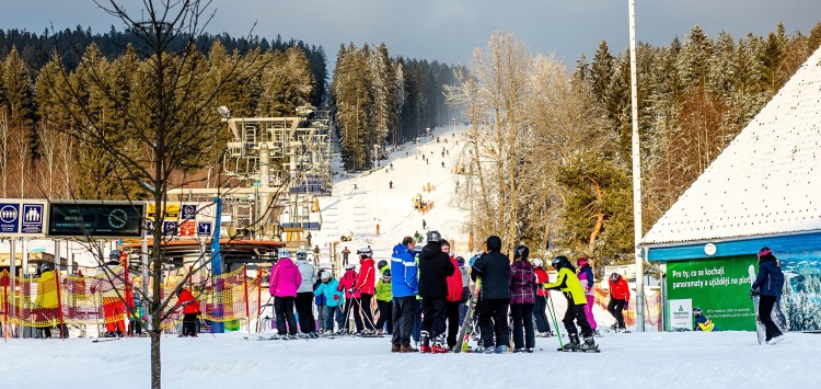 Das Skigebiet ist geöffnet, wir fahren Ski und die Kinder haben es zum halben Preis!