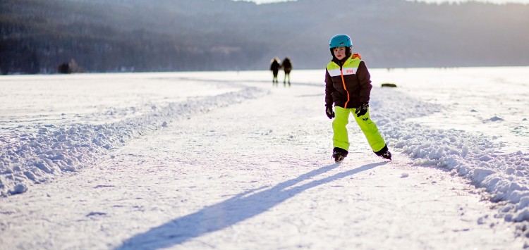 Erleben Sie Schlittschuhlaufen auf der Eisautobahn! Wir leihen Ihnen Schlittschuhe!