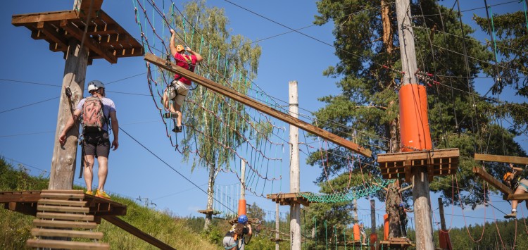 Dopřejte si nezapomenutelný den plný adrenalinu v našem lanovém parku!