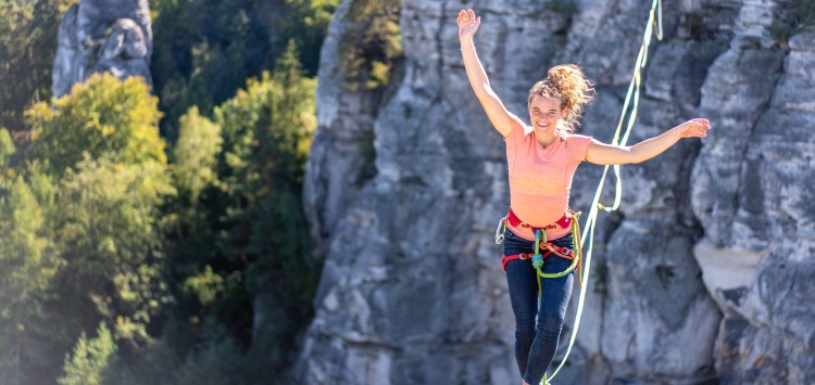 Slackline Show na Stezce – zážitek ve výškách, na který nezapomenete!