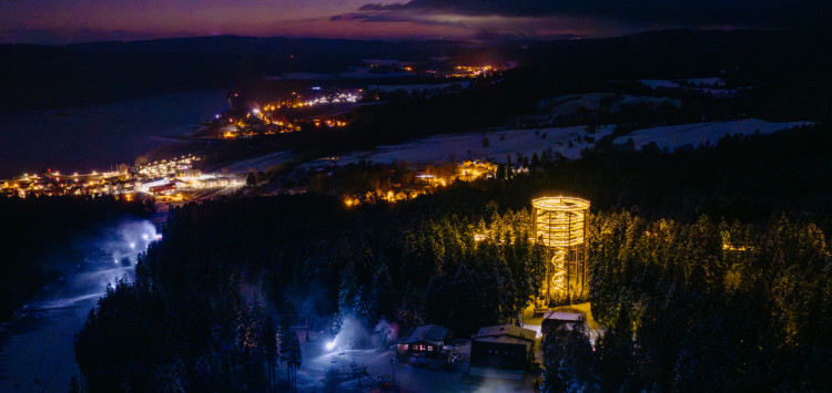 Der magisch beleuchtete Pfad strahlt bereits – lassen Sie sich vom Zauber der Lichter verzaubern!