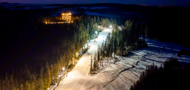 Večerní lyžování a lanovka Promenádní v provozu už od 25. 12.!