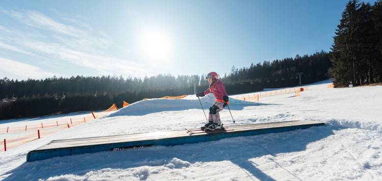 Das Skigebiet läuft auf Hochtouren. Wir haben den Snowpark eröffnet und bieten mehr als 13 km Pisten zum Skifahren