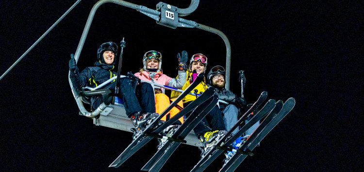 Abendliches Skifahren ohne Sorgen – Intersport RENT hat bis 21:30 Uhr geöffnet!