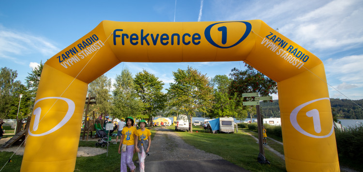 Das Radiocamp von Frekvence 1 bringt Pokáč an den Lipno-See!