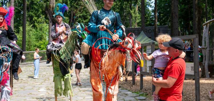 Der Baumkronenpfad feiert seinen 14. Geburtstag – kommt zum „Zirkus in den Baumkronen“!