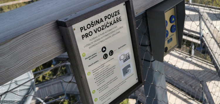 Dočasné omezení provozu plošiny pro vozíčkáře na Stezce korunami stromů