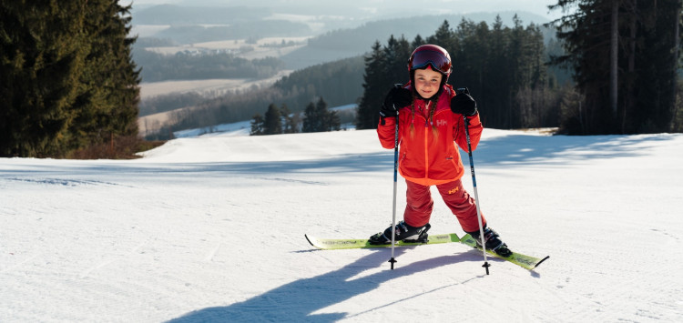 Kinder fahren am Lipno kostenlos Ski! Sie müssen nur die richtige Unterkunft auswählen!