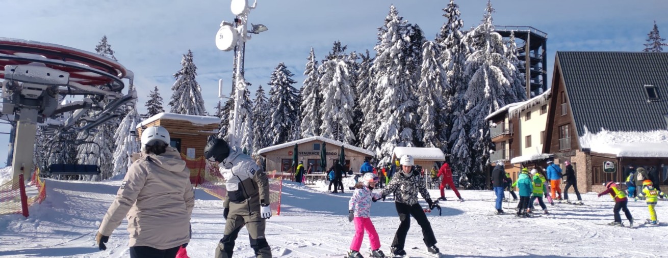 2000x2000-1676295375-im-skigebiet-lipno-ist-der-winter-in-vollem-gange-wir-eroffnen-mehr-pisten-und-skicross