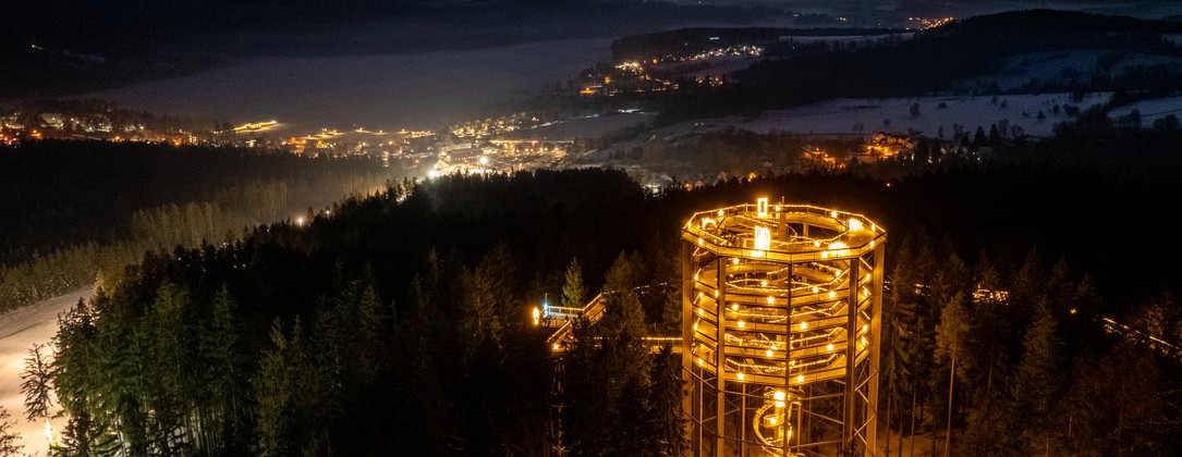 Lichtspektakel am Lipno! Der magische Baumkronenpfad erstrahlt schon am 28. November!