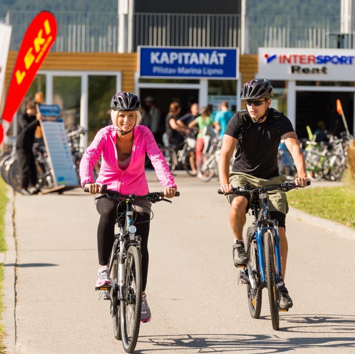 Auf dem Fahrrad oder Roller