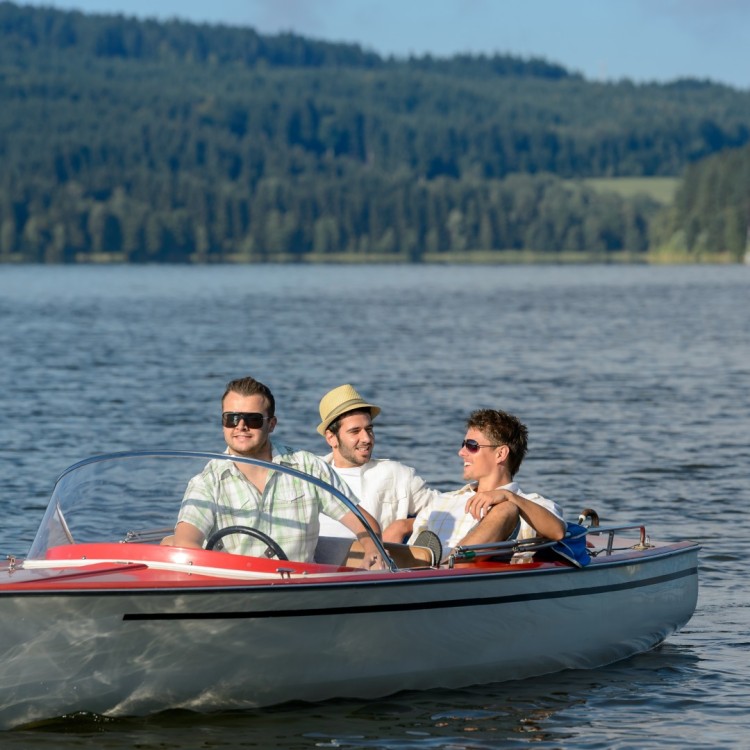 Mit dem Elektroboot auf dem Lipno-See