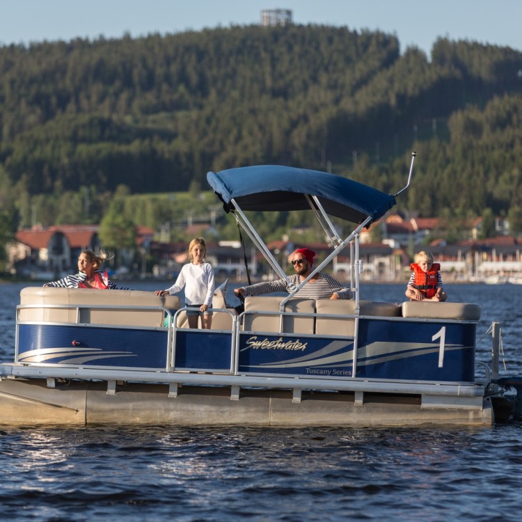 Mit dem Elektroboot auf dem Lipno-See