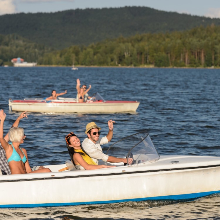 Mit dem Elektroboot auf dem Lipno-See