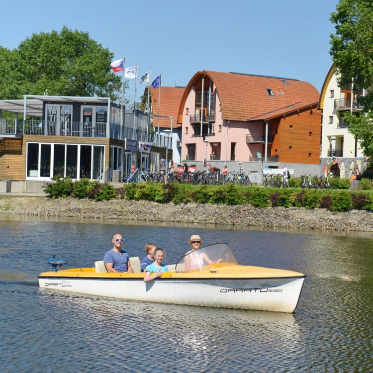 Mit dem Elektroboot auf dem Lipno-See