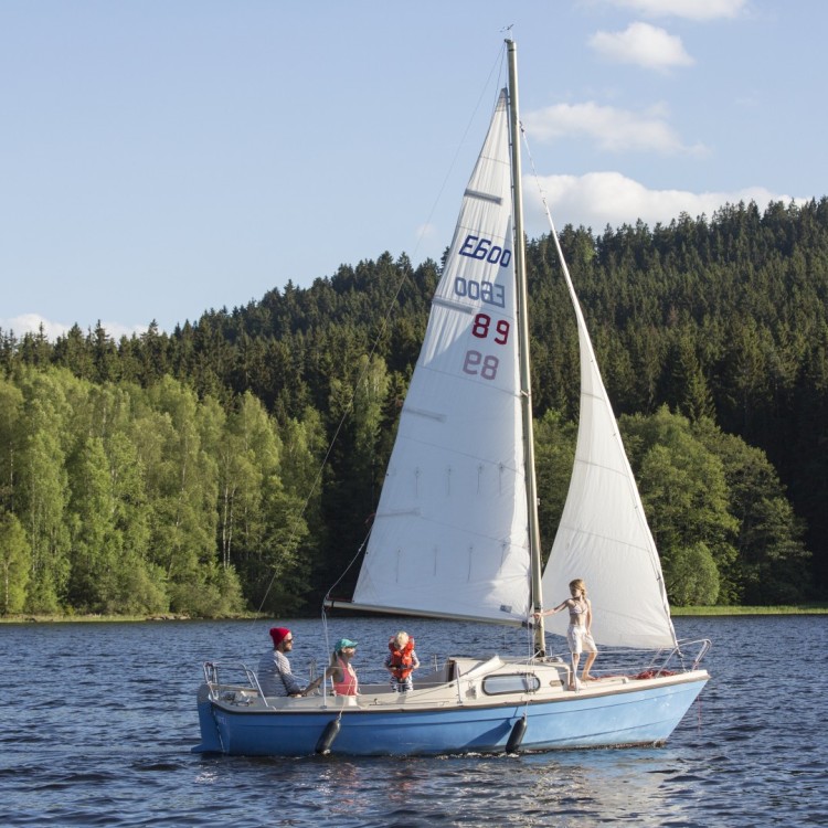 Mit dem Segelschiff auf dem Lipno-See