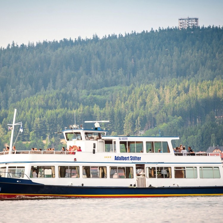 Sightseeing cruises on a steamboat