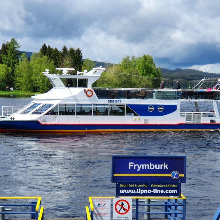 Sightseeing cruises on a steamboat