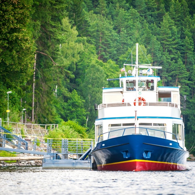 Sightseeing cruises on a steamboat