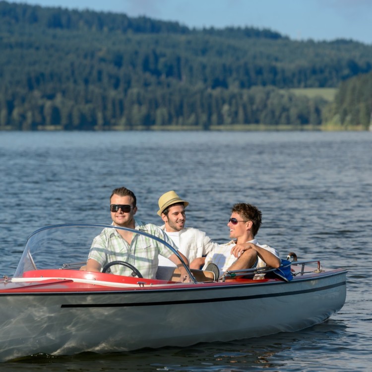 With an electric boat across Lake Lipno 