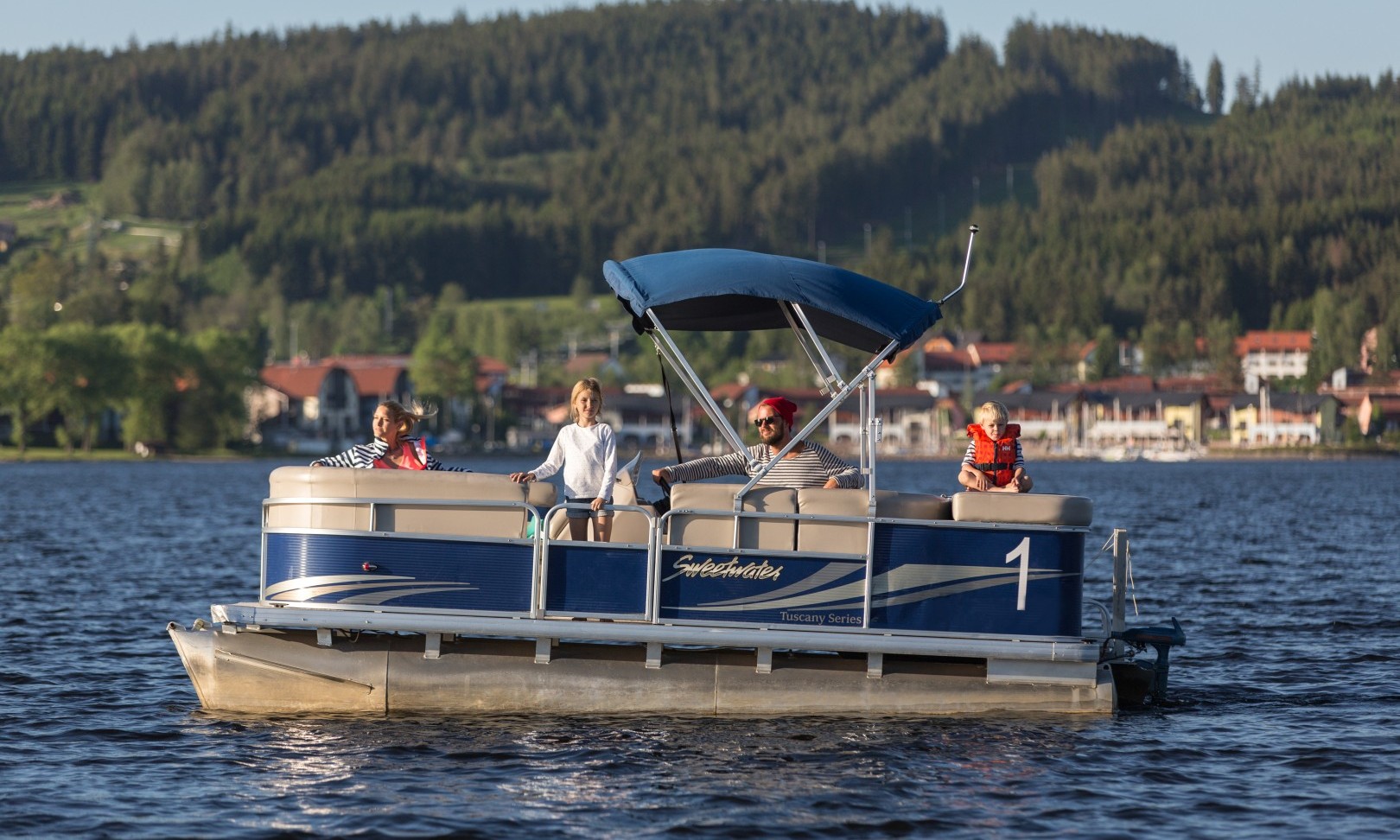 Mit dem Elektroboot auf dem Lipno-See