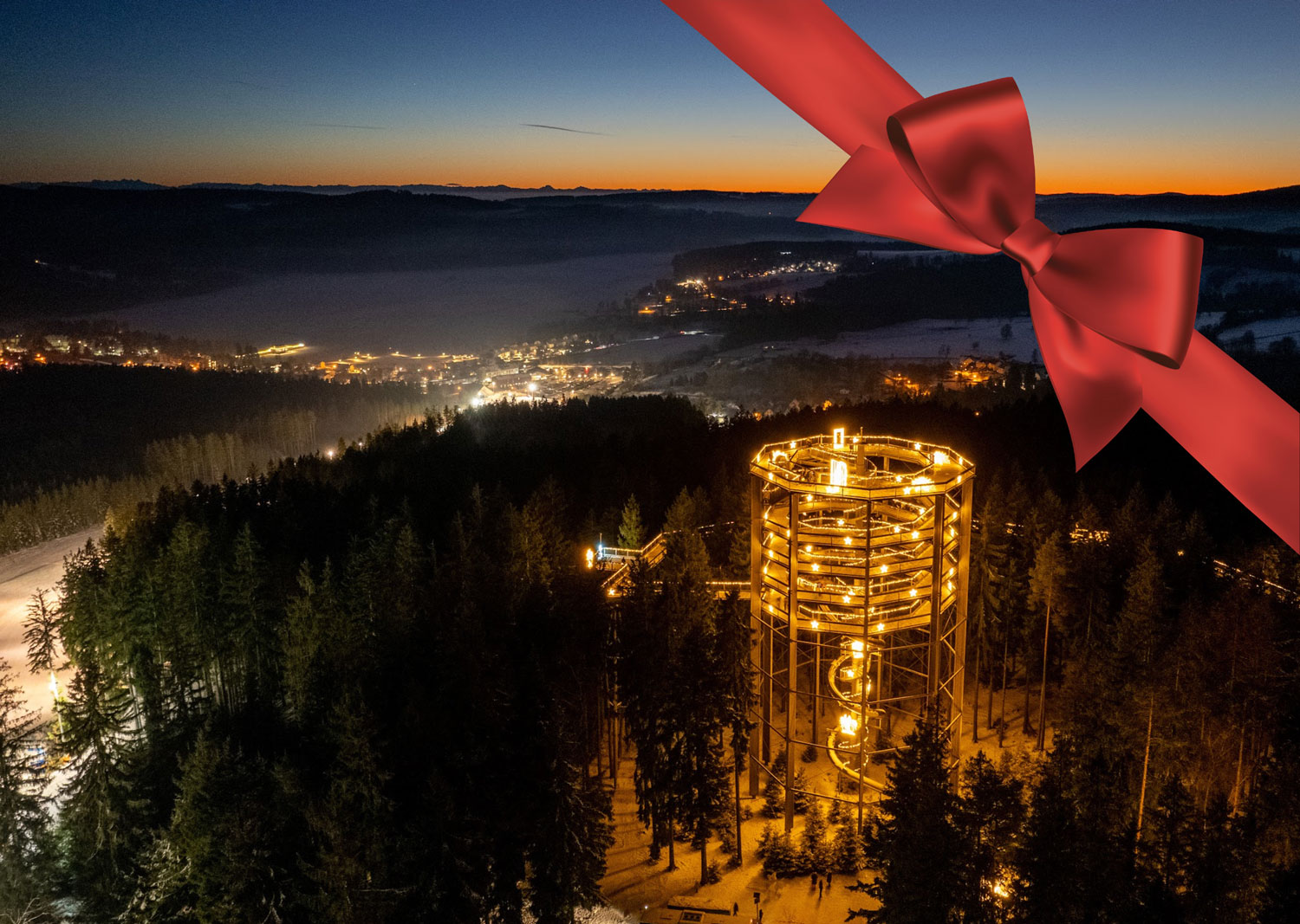 Magická osvětlená Stezka korunami stromů